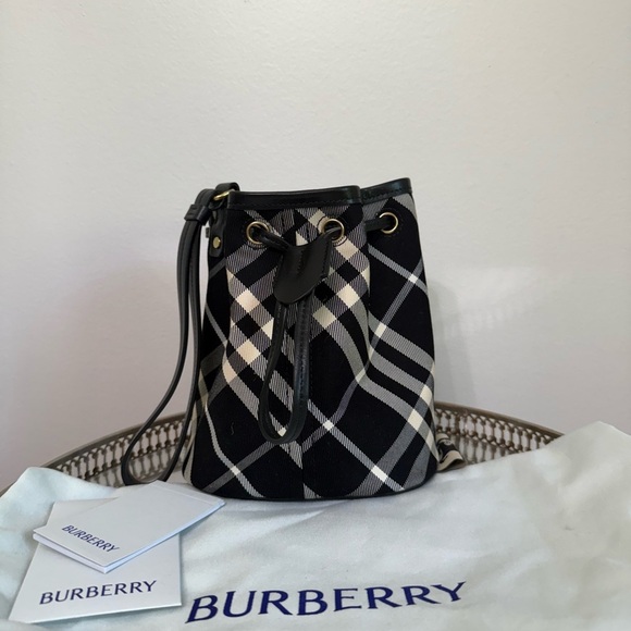 NEW Burberry Checked Drawstring bucket bag - Picture 3 of 10